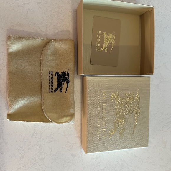 Burberry classic pattern billfold. - Picture 6 of 6